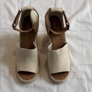 TOMS Cream Canvas Espadrille Sandals. Size 8.